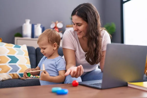 Anne Oğlu Evde Oynarken Dizüstü Bilgisayar Kullanıyor — Stok fotoğraf