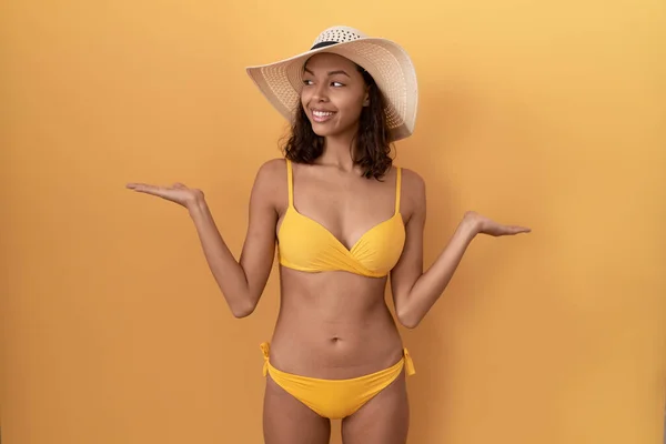 Giovane Donna Ispanica Indossa Bikini Cappello Estivo Sorridente Mostrando Entrambe — Foto Stock