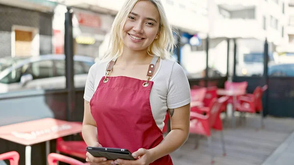 Mujer Hispana Hermosa Joven Usando Delantal Usando Touchpad Terraza Cafetería — Foto de Stock