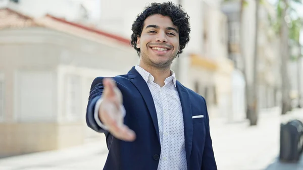 Νεαρός Λατίνος Επιχειρηματίας Χαμογελά Αυτοπεποίθηση Χειραψία Στο Δρόμο — Φωτογραφία Αρχείου