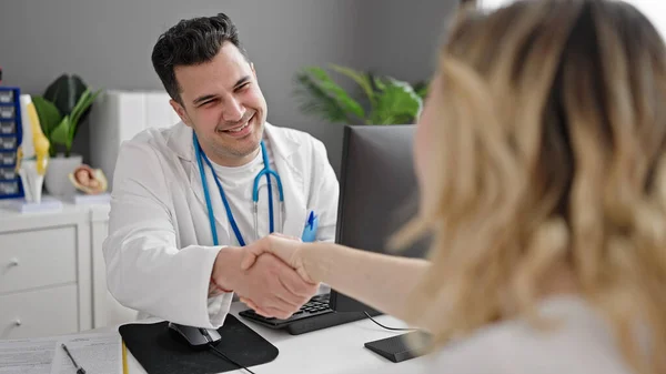 Mężczyzna Kobieta Lekarz Pacjent Konsultacjach Podają Sobie Ręce Klinice — Zdjęcie stockowe