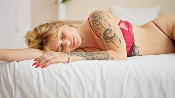 Şehvetli Çamaşırları Giyen Genç Sarışın Kadın Yatak Odasında Uyuyor — Stok fotoğraf