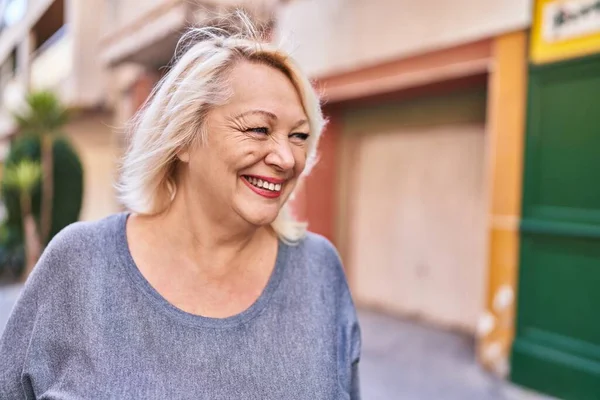 Mujer Rubia Mediana Edad Sonriendo Confiada Pie Calle —  Fotos de Stock