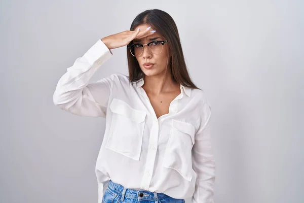 Mujer Morena Joven Con Gafas Preocupadas Estresadas Por Problema Con — Foto de Stock
