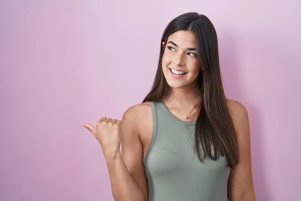 Hispanic Woman Standing Pink Background Smiling Happy Face Looking Pointing — Stock Photo, Image