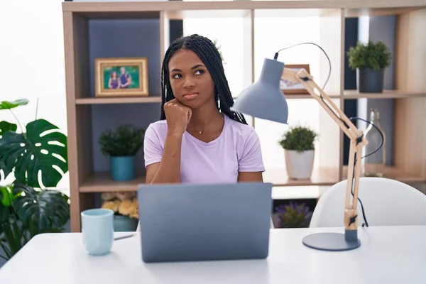 Afroamerikanerin Mit Zöpfen Mit Laptop Hause Ernsthafte Gesichtsbesinnung Über Frage — Stockfoto