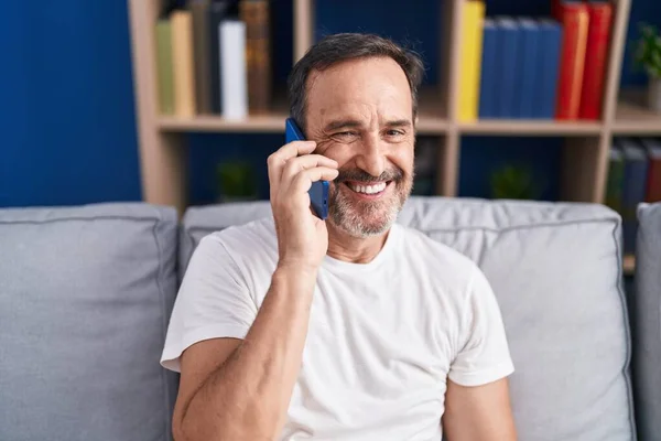 Hombre Mediana Edad Hablando Teléfono Inteligente Sentado Sofá Casa —  Fotos de Stock