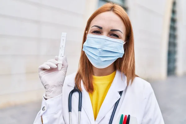 年轻的医生妇女举行了考拉韦病毒感染测试 她面带微笑 面带微笑 面带微笑 面带微笑 — 图库照片