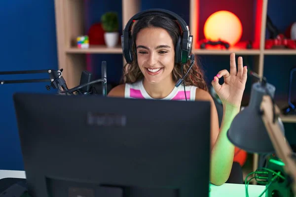 Young Hispanic Woman Playing Video Games Doing Sign Fingers Smiling — Fotografia de Stock