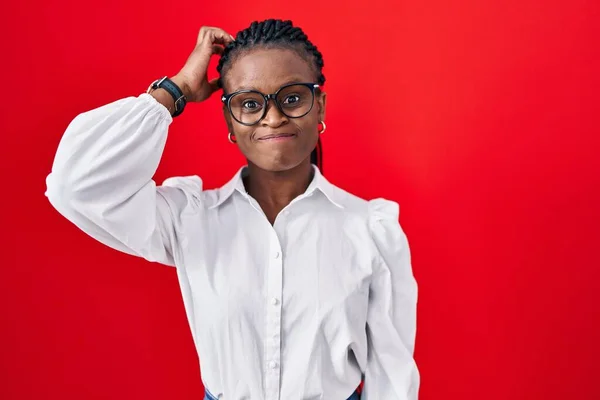 Afrikaanse Vrouw Met Vlechten Rode Achtergrond Verwarren Verwonderen Vraag Onzeker — Stockfoto