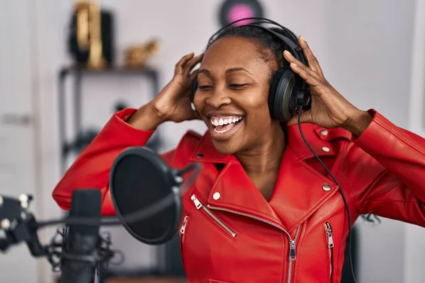 African American Woman Musician Singing Song Music Studio — стоковое фото