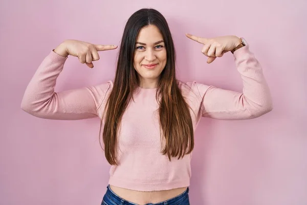 Young Brunette Woman Standing Pink Background Smiling Pointing Head Both — Stock Photo, Image