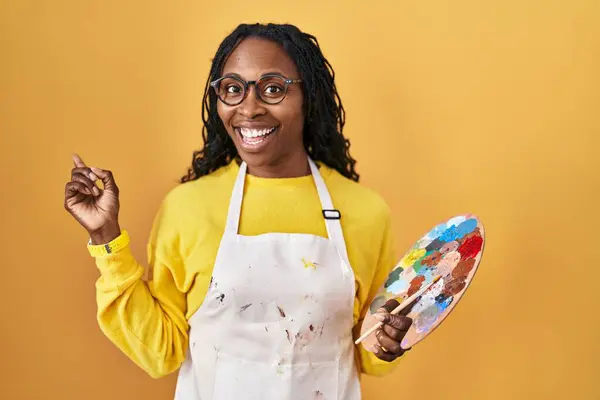 African Woman Holding Painter Palette Big Smile Face Pointing Hand — Stock Photo, Image