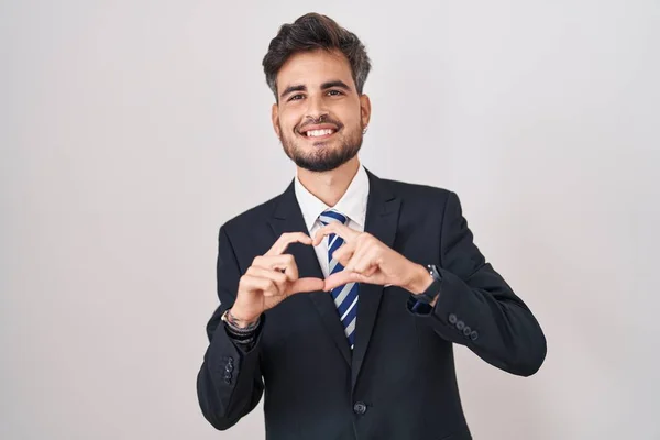 Jonge Spaanse Man Met Tatoeages Zakenpak Stropdas Glimlachend Liefde Hartsymbool — Stockfoto