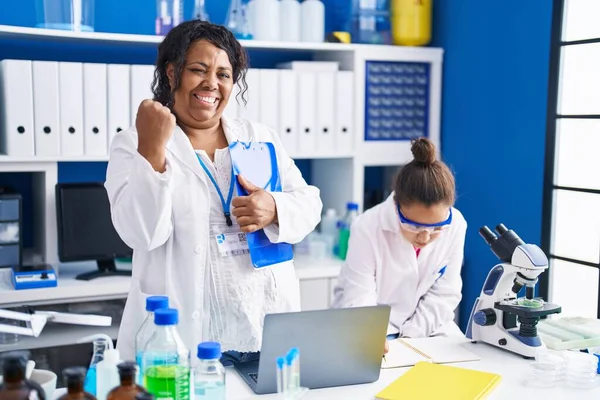 Laboratuvarda Çalışan Anne Genç Kız Gururla Haykırıyor Zaferi Kutluyor Kollarını — Stok fotoğraf