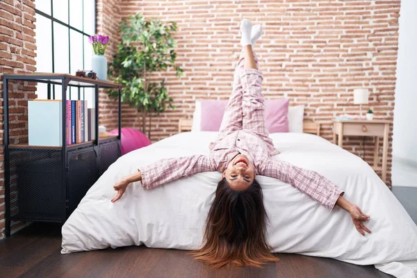 Young Beautiful Arab Woman Smiling Confident Lying Bed Legs Raised — ストック写真