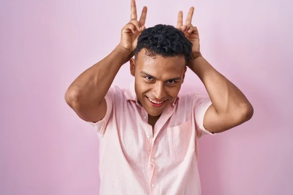 Young Hispanic Man Standing Pink Background Posing Funny Crazy Fingers — Stock Photo, Image
