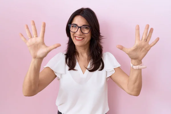 Hispanische Frau Mittleren Alters Trägt Lässiges Weißes Shirt Und Brille — Stockfoto