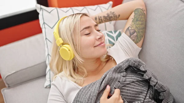Jonge Mooie Spaanse Vrouw Luisteren Naar Muziek Slapen Bank Thuis — Stockfoto