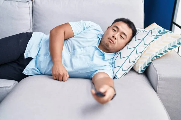 Jeune Homme Chinois Regarder Télévision Couché Sur Canapé Avec Une — Photo