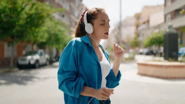 Νεαρή Γυναίκα Που Ακούει Μουσική Χορεύει Στο Δρόμο — Φωτογραφία Αρχείου