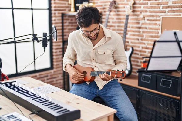 Jonge Spaanse Man Muzikant Die Ukelele Speelt Muziekstudio — Stockfoto