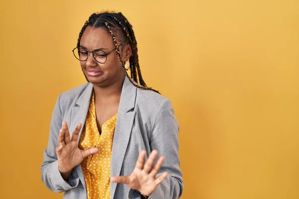 Afro Amerikaanse Vrouw Met Vlechten Gele Achtergrond Walgelijke Uitdrukking Ontevreden — Stockfoto