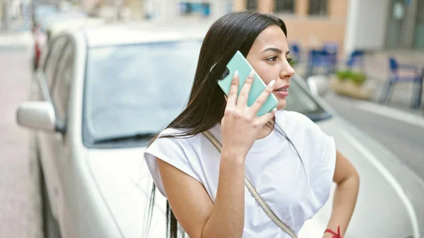 Joven Mujer Hispana Hermosa Hablando Teléfono Inteligente Pie Coche Calle — Foto de Stock