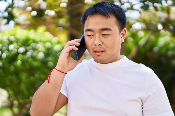 Молодой Китаец Разговаривает Смартфоне Парке — стоковое фото