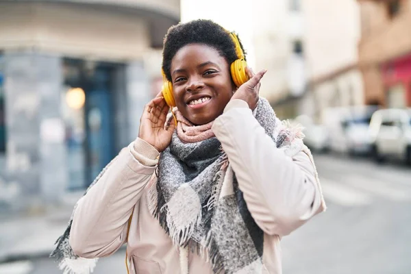 Afro Amerikaanse Vrouw Glimlachen Zelfverzekerd Luisteren Naar Muziek Straat — Stockfoto