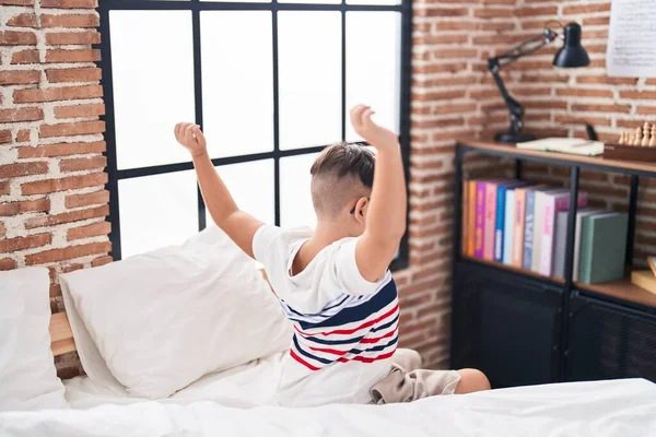 Sevimli Spanyol Çocuk Yatak Odasında Kollarını Açarak Uyanıyor — Stok fotoğraf