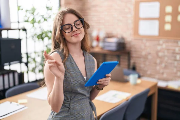 Ofiste Çalışan Beyaz Bir Kadın Gözlüklü Işaret Parmağı Takmış Umut — Stok fotoğraf