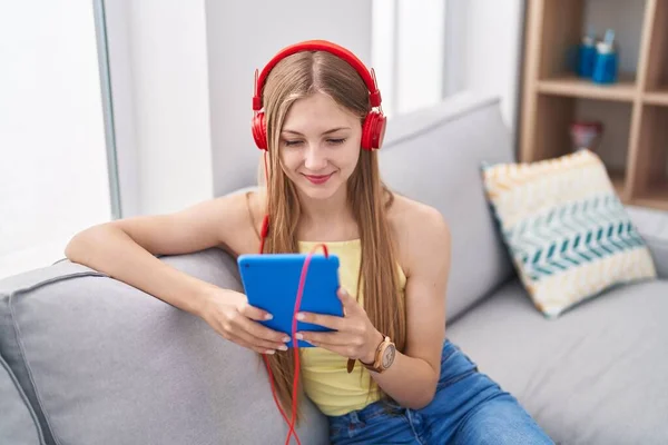 Young Caucasian Woman Watching Video Touchpad Sitting Sofa Home — Stockfoto