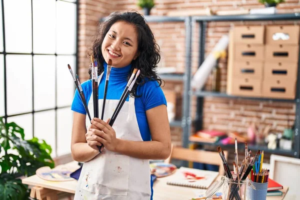 Young Chinese Woman Artist Smiling Confident Holding Paintbrushes Art Studio — 图库照片