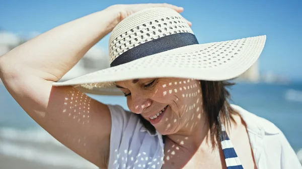 Middelbare Leeftijd Spaanse Vrouw Toerist Glimlachend Met Zomerhoed Het Strand — Stockfoto