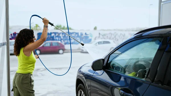 Μεσήλικας Ισπανόφωνη Γυναίκα Πλένει Αυτοκίνητο Πλυντήριο Πιέσεων Στο Σταθμό Πλυσίματος — Φωτογραφία Αρχείου