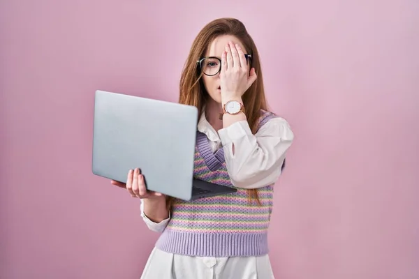 Mujer Joven Caucásica Que Trabaja Usando Computadora Portátil Bostezando Cansado —  Fotos de Stock