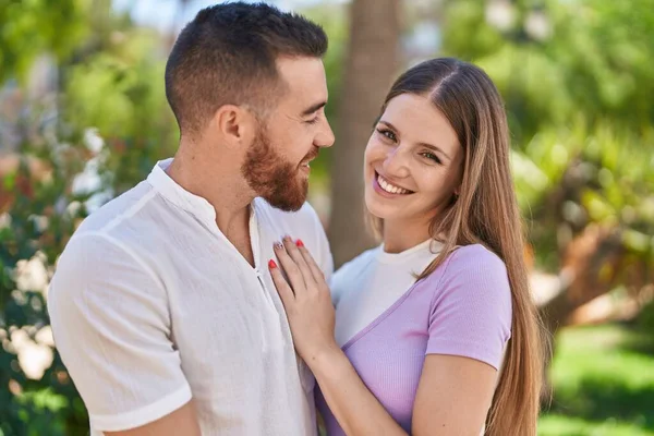 Kadın Erkek Gülümsüyor Parkta Birbirlerine Sarılıyorlar — Stok fotoğraf