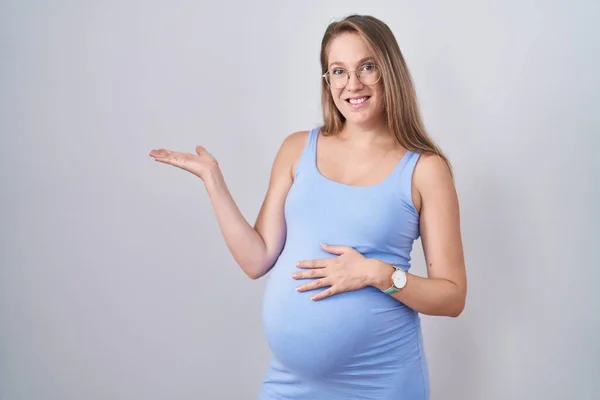 Jonge Zwangere Vrouw Staan Witte Achtergrond Wijzen Opzij Met Handen — Stockfoto