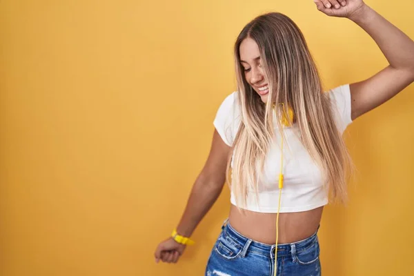 Młoda Blondynka Stojąca Nad Żółtym Tłem Słuchawkach Tańcząca Szczęśliwa Radosna — Zdjęcie stockowe