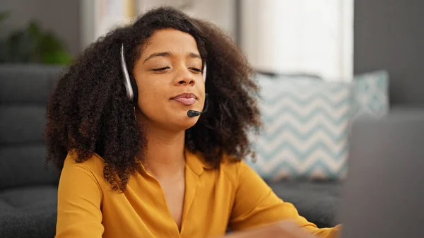 Afrikaans Amerikaanse Vrouw Call Center Agent Glimlachen Werken Thuis — Stockfoto