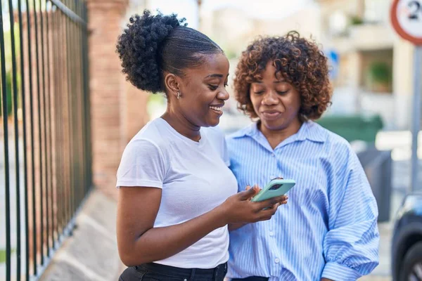 Mulheres Afro Americanas Mãe Filha Usando Smartphone Rua — Fotografia de Stock