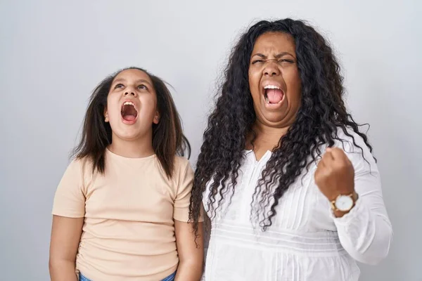 母親と若い娘が白い背景に立って怒りと怒りを叫び 怒りで叫んで怒っている 怒りと攻撃的な考え方 — ストック写真