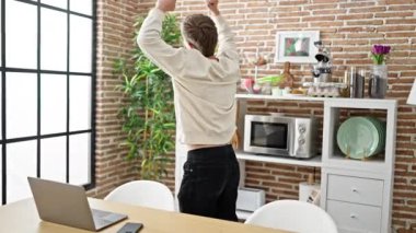 Kafkasyalı genç adam yemek odasında kendinden emin bir şekilde dans ediyor.