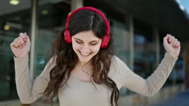 Genç, güzel, İspanyol bir kadın. Kendine güvenen, sokakta dans eden müzik dinleyen.