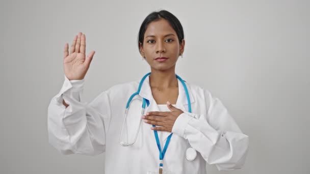 Αφροαμερικανή Γιατρός Δίνει Όρκο Χέρι Στο Στήθος Πάνω Από Απομονωμένο — Αρχείο Βίντεο
