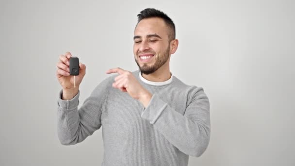 Hispánec Muž Usmívá Sebevědomě Ukazuje Klíč Nového Auta Přes Izolované — Stock video