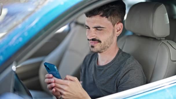 Young Hispanic Man Using Smartphone Sitting Car Street — Stockvideo