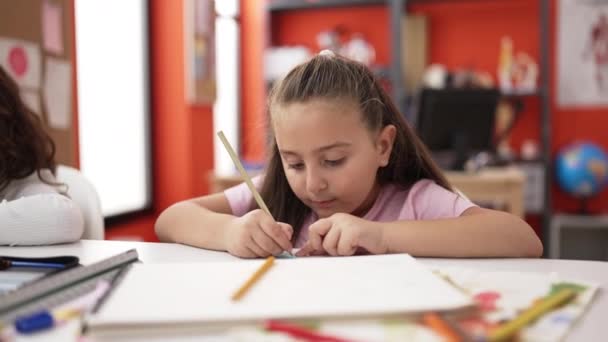 Sevimli Kız Öğrenciler Sınıftaki Defterine Resim Çiziyorlar — Stok video
