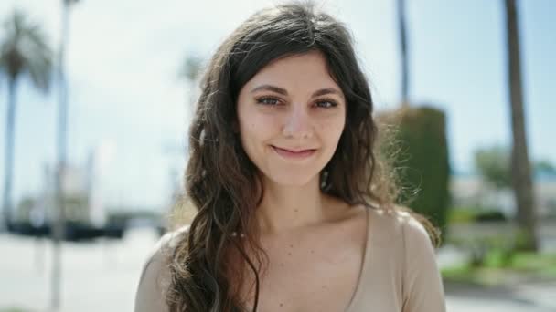 Junge Schöne Hispanische Frau Lächelt Selbstbewusst Auf Der Straße — Stockvideo